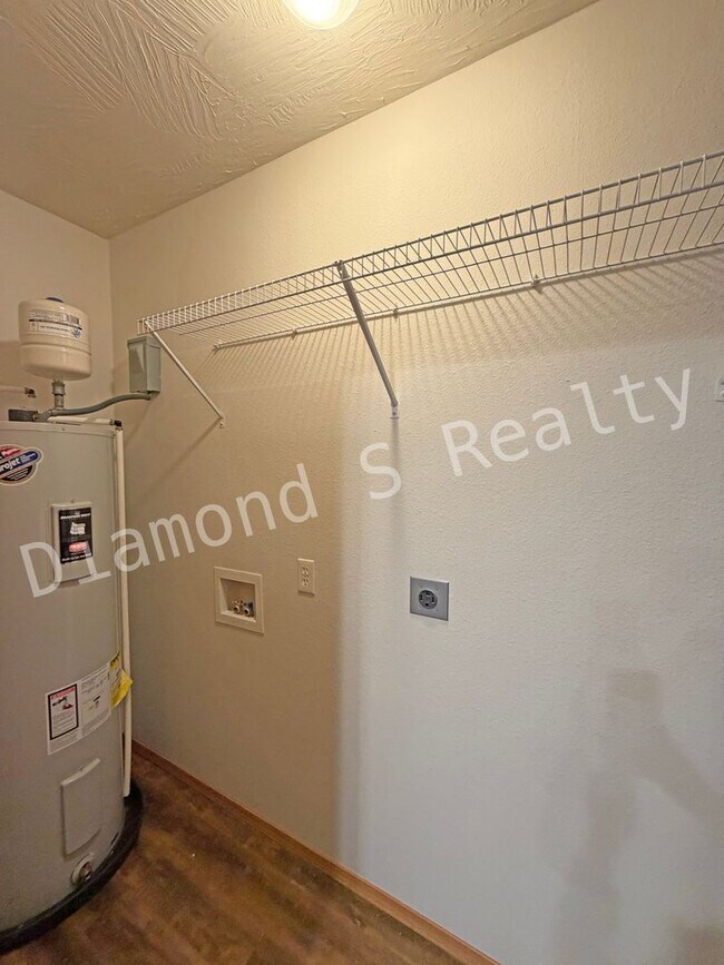 Building Photo - Cute and Clean 3 Bedroom Home Available!