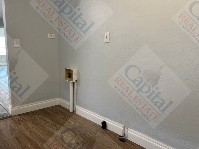 Building Photo - Charming 3 Bedroom