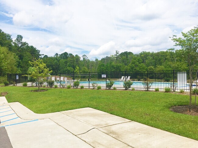 Building Photo - 525 Lateleaf Dr