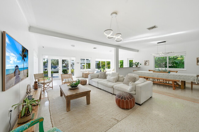 Building Photo - 950 S Shore Dr