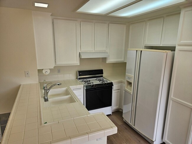 Building Photo - Wonderful 2 Bedroom 2 Bathroom Upper Level...