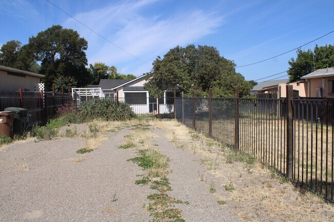 Building Photo - 135 Poinsettia Ave
