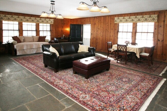 Building Photo - 82 Winsor Pl