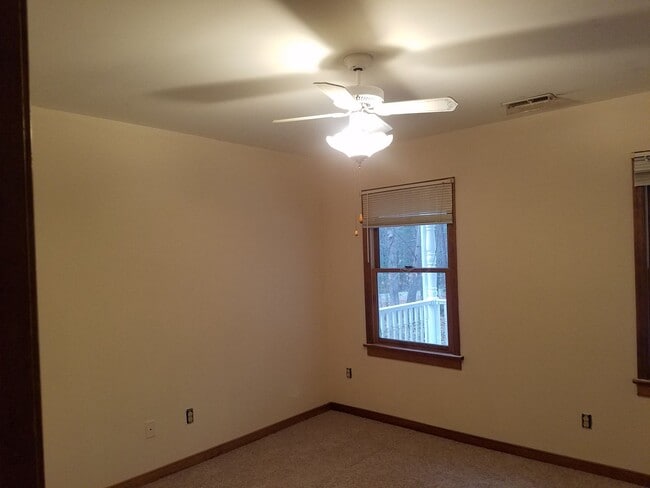 Building Photo - 4 bedroom home on cul-de-sac