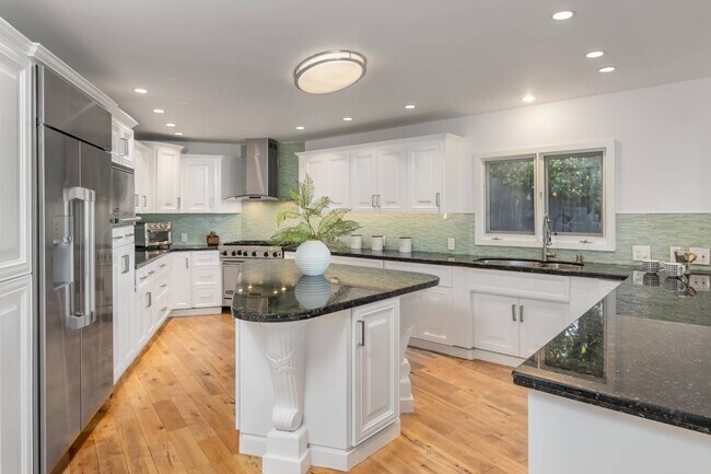 Building Photo - 3828 Alomar Dr