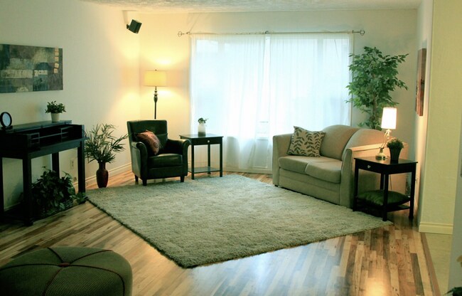 Building Photo - Mid Century Modern in Lakeshore!