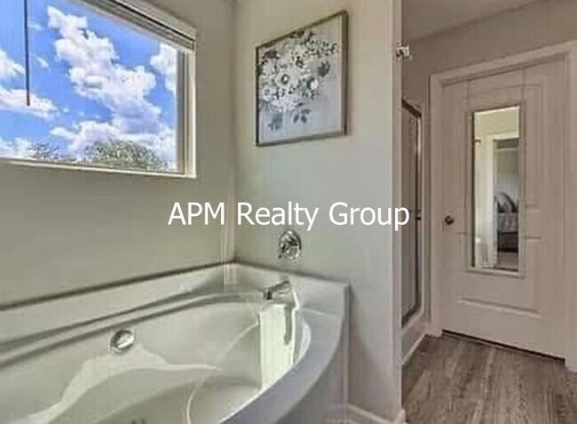 Building Photo - Desirable Chapin Living