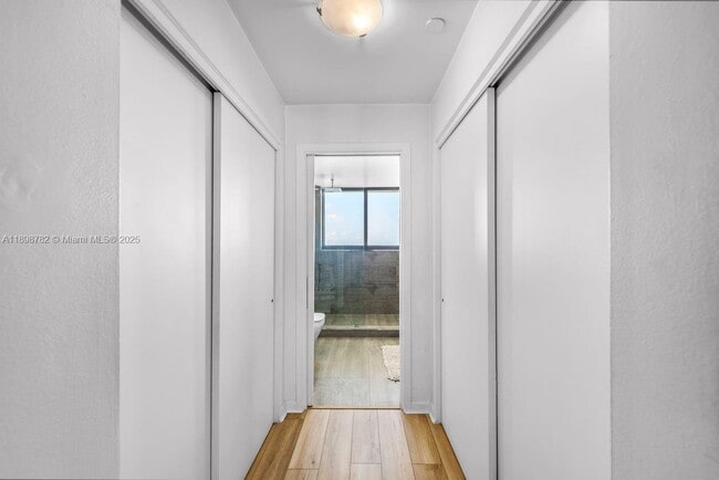 Building Photo - 1000 Venetian Way