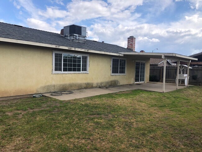 Building Photo - Walking distance to CSU Stanislaus