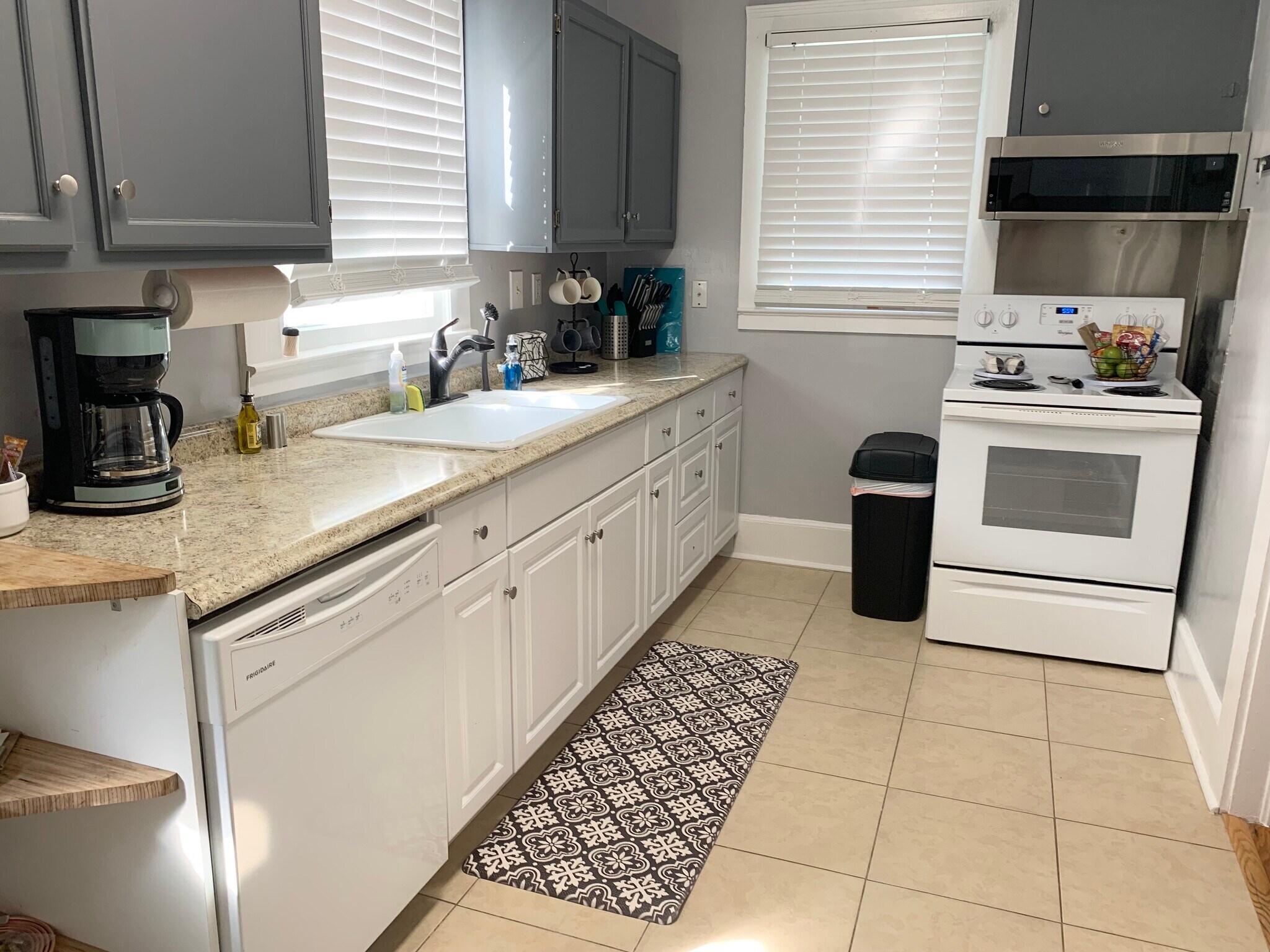 Building Photo - 1039 Riviera St