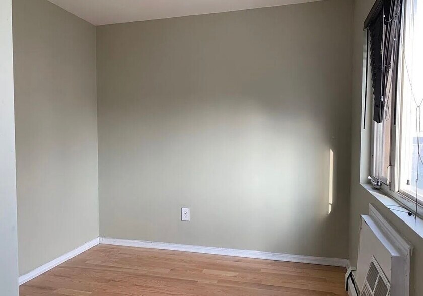 Building Photo - 1027 Halsey St