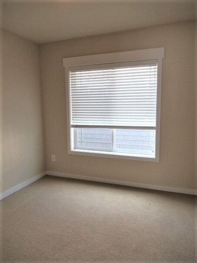 Building Photo - 2bd/2.5ba Seattle Townhome