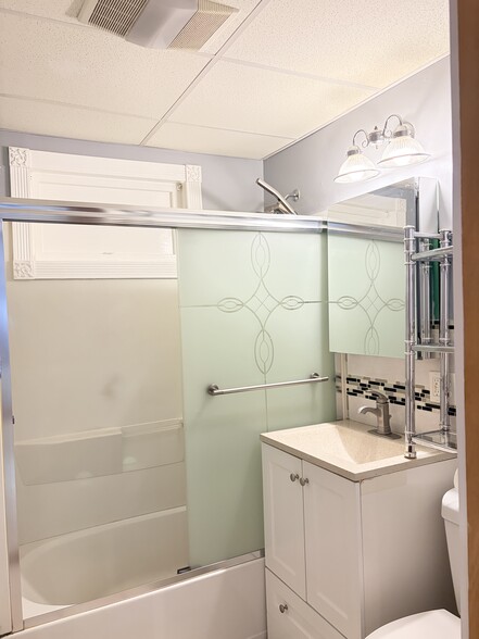 Main bathroom - 91 Ward St