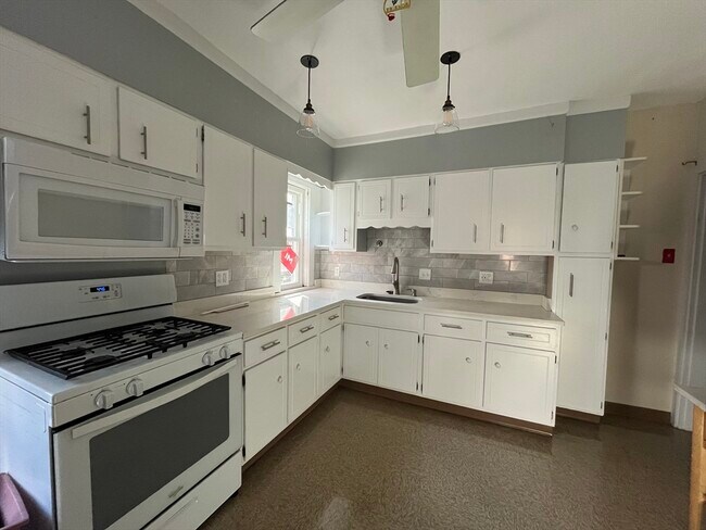 Building Photo - 62 Brookside Ave