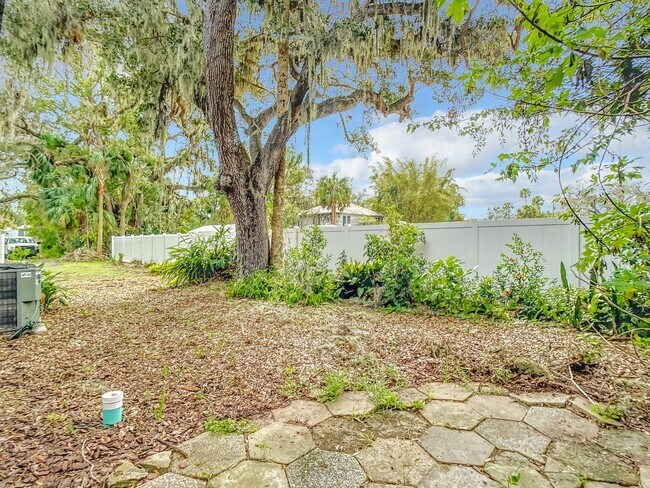 Building Photo - Charming Carriage House
