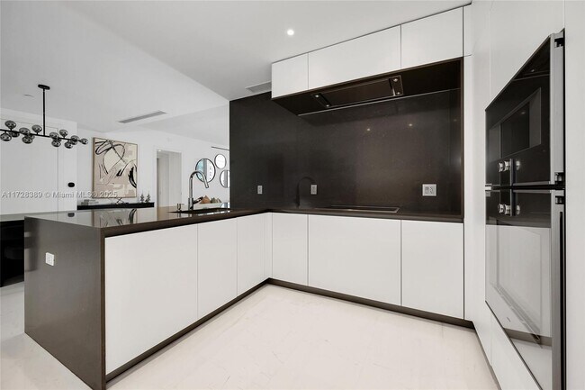 Building Photo - 300 Biscayne Blvd Way