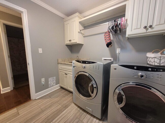 Building Photo - Exquisite Southern Living: 3BR/2BA Gem with Modern Touches, Fenced Yard, and Community Pool in Be...