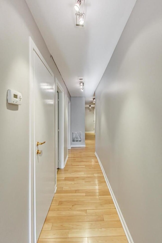 Building Photo - Gorgeous 2 Bed, Plus Sunroom/Office, 1 Bat...