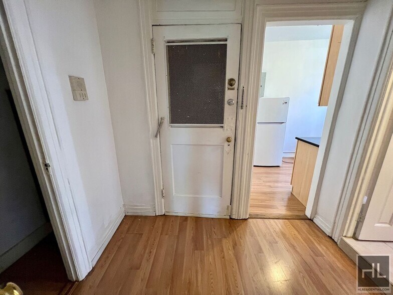 Building Photo - 2-Bedroom 1-Bathroom in an amazing Astoria  Location