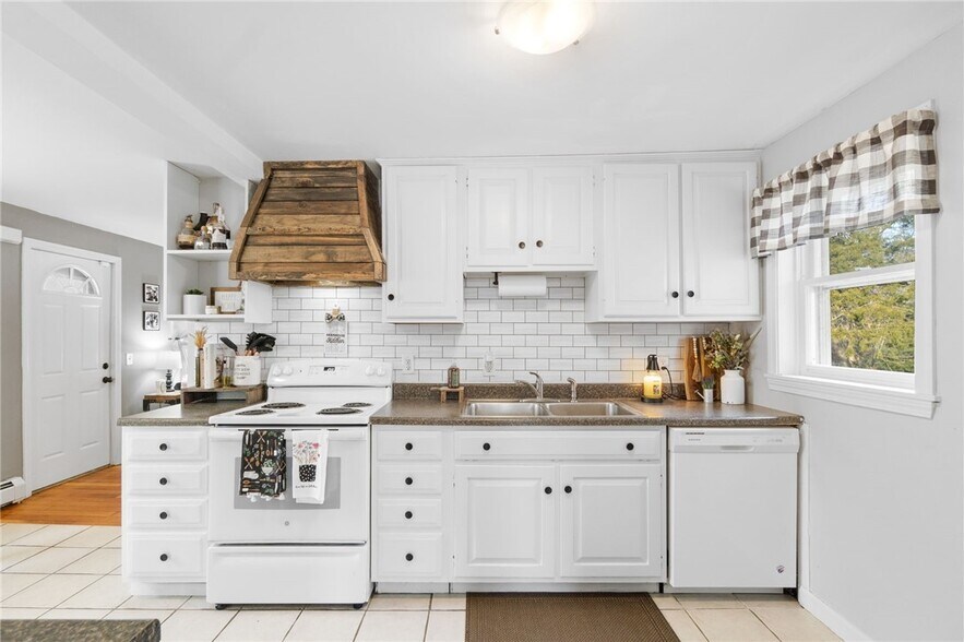 Kitchen - 16 Brownlee Blvd