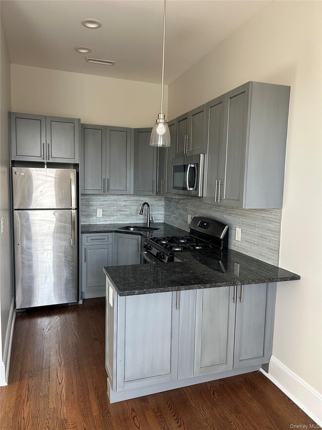 Building Photo - 195 Main St