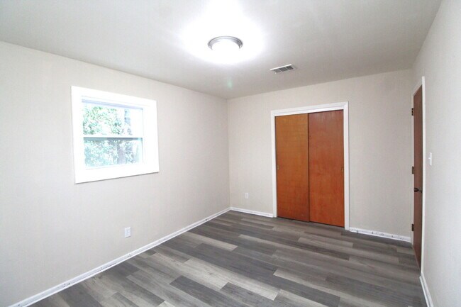 Building Photo - Updated 3-Bedroom Home with Carport & Outdoor Laundry!