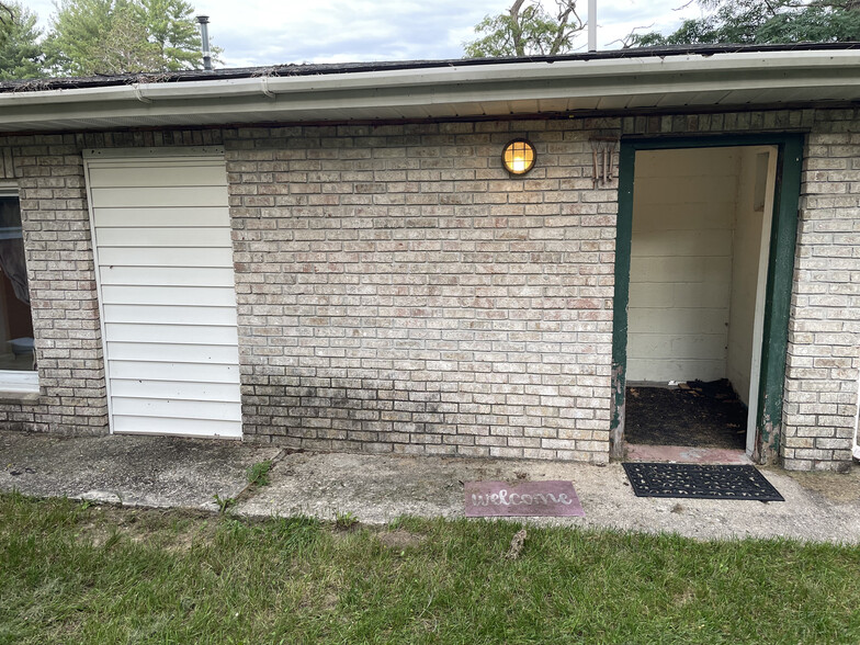 Entryway (extra door) - 3050 J Maddy Pky