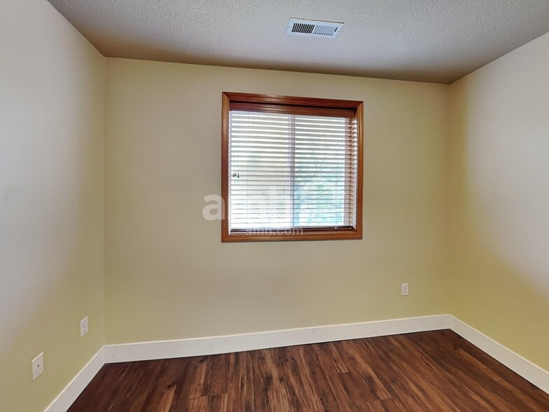 Building Photo - 495 Sunset Ridge Dr
