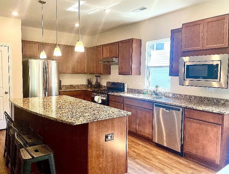Building Photo - Room in House on Okeechobee Ct