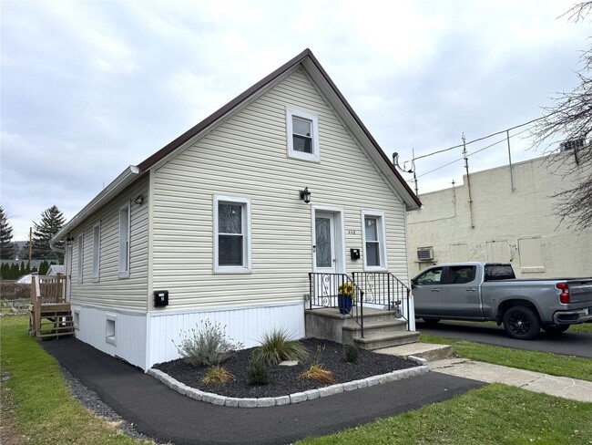 Primary Photo - 112 Broad Ave