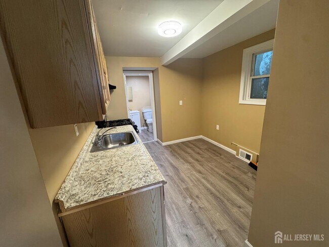 Building Photo - 724 Cortlandt St