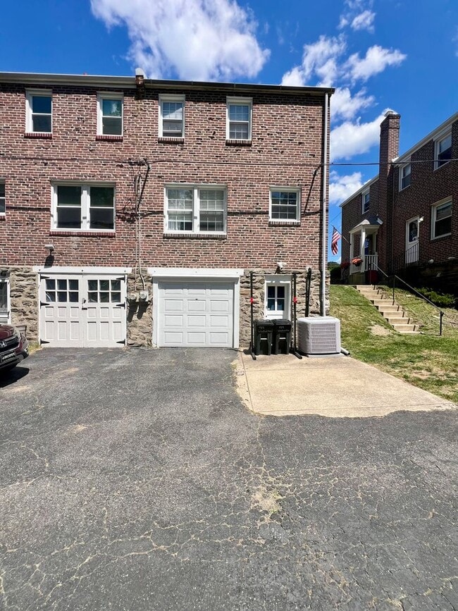 Building Photo - Gorgeous 3-Bedroom Home in Drexel Hill with Garage! Available mid-May!