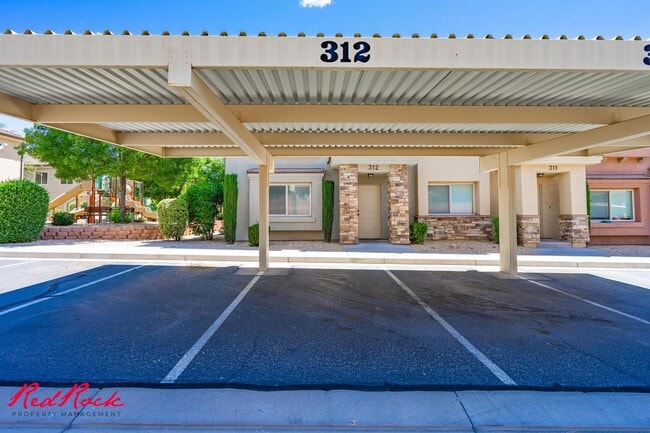 Building Photo - DOG-FRIENDLY 3 Bedroom Townhome with INTERNET INCLUDED!