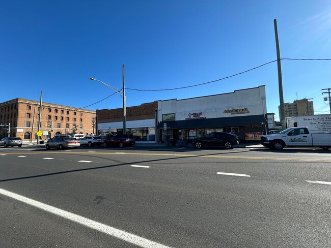Building Photo - Gorgeous 3 bedroom 1 1/2 bathroom Single F...