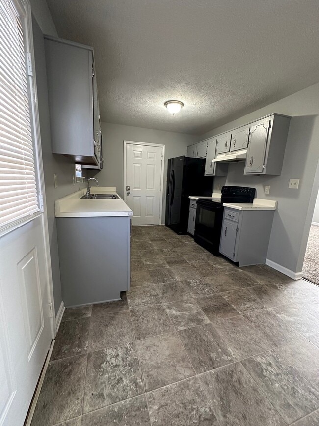 Building Photo - 1058 Bush Ave