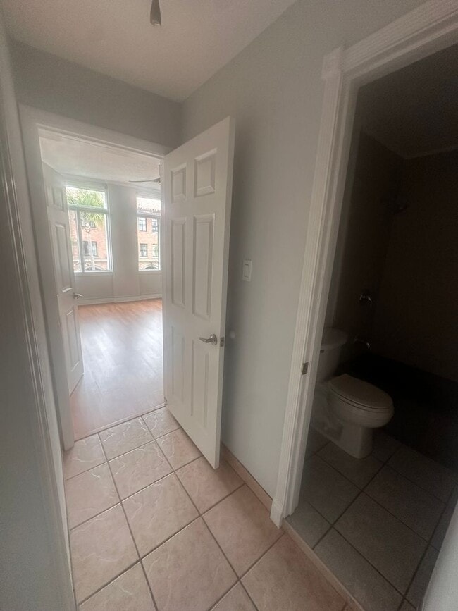 Building Photo - Charming 1 Bed in Historic Lafayette Build...