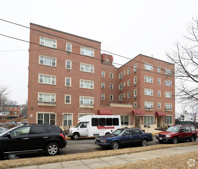 Building - Hedin House Apartments