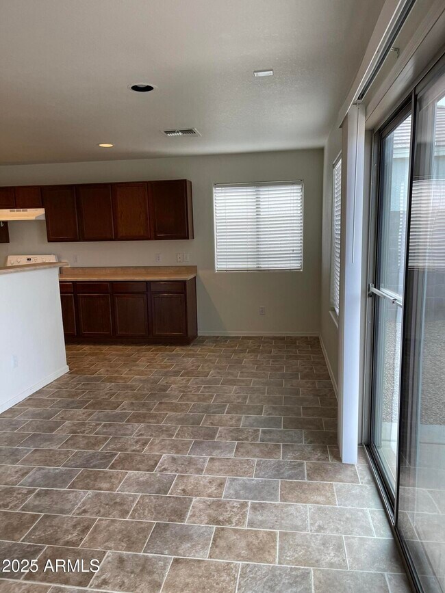 Building Photo - 800 E Cowboy Cove Trail