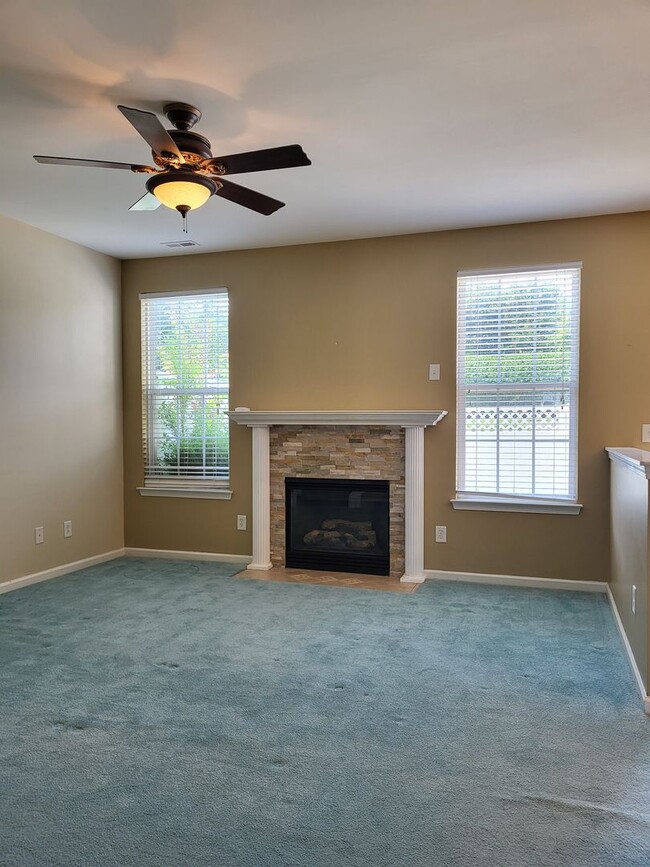 Building Photo - 3 bedroom townhouse in Waterside Crossing