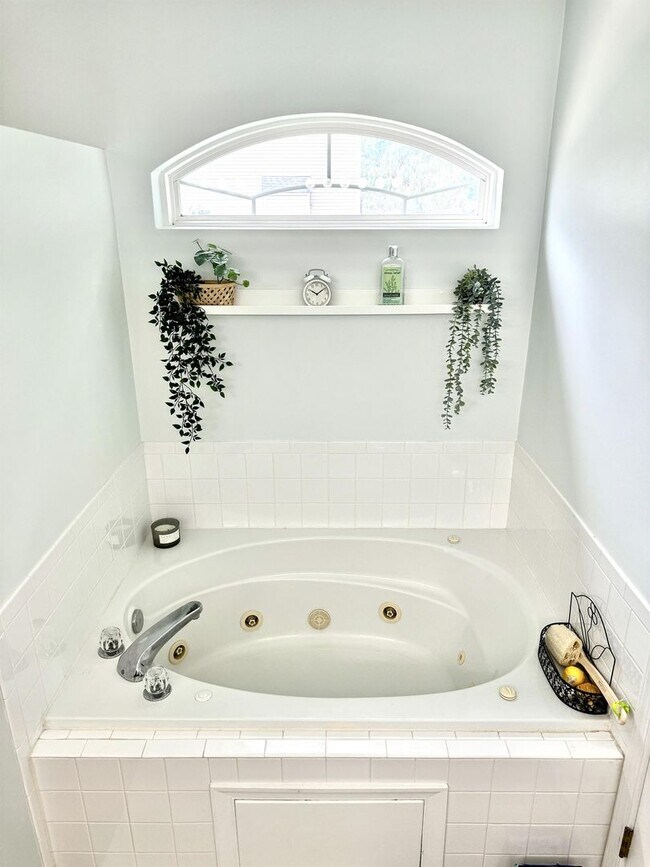 Building Photo - Beautiful 3 bed, 2.5 bath home with a spac...