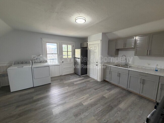 Building Photo - 28 Hull St