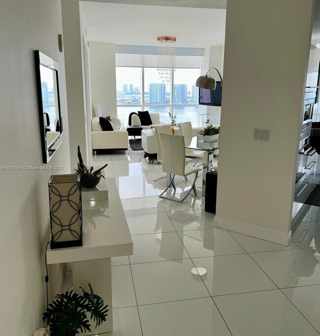 Building Photo - 18201 Collins Ave