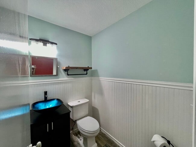 Building Photo - 3 Bedroom, 1 Bonus office/craft Room  and ...