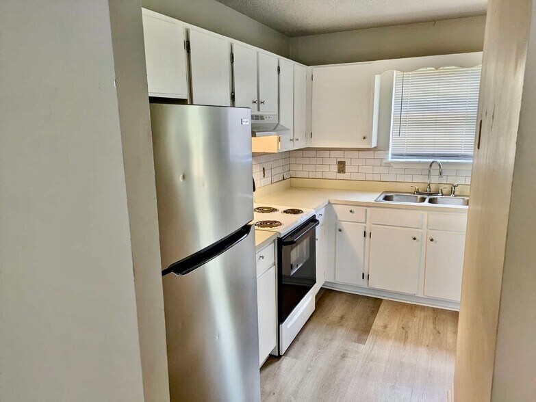 Building Photo - 143 Montague Dr