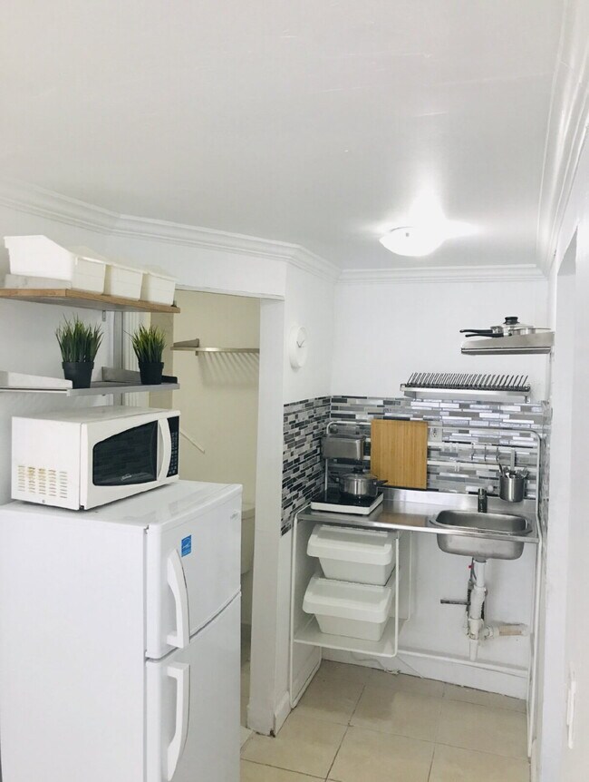 Building Photo - Efficiency/Studio for Rent – Available Imm...