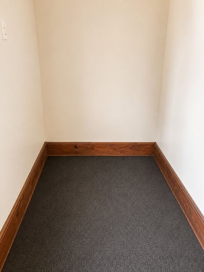 Building Photo - Spacious 6-Bedroom Rental in North Philadelphia | Small Dogs Welcome