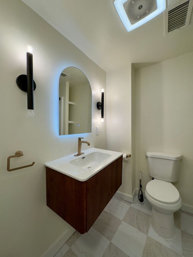 Building Photo - Charming 1 Bedroom/1 Bathroom Townhome w/ Den in Federal Hill, MD!