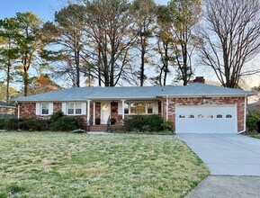 Building Photo - 3BD/ 2BA Brick Ranch in Lakeview Smith Terrace! Gorgeous Private Back Yard! Available NOW!