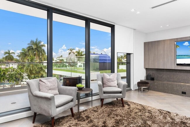 Building Photo - 440 Mola Ave