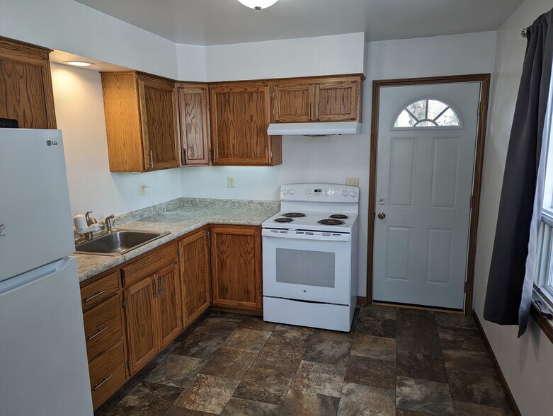 Kitchen - 283 E Oak St
